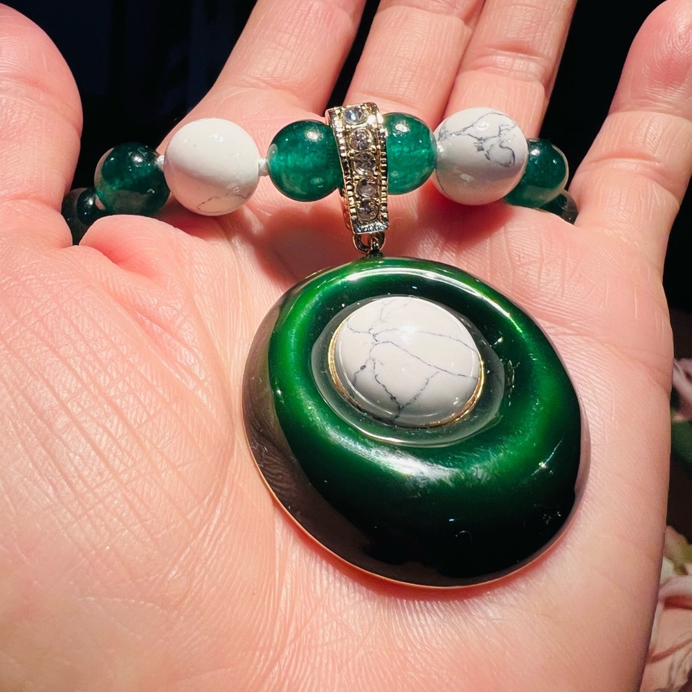 Green and White Polished Stone Necklace Like New